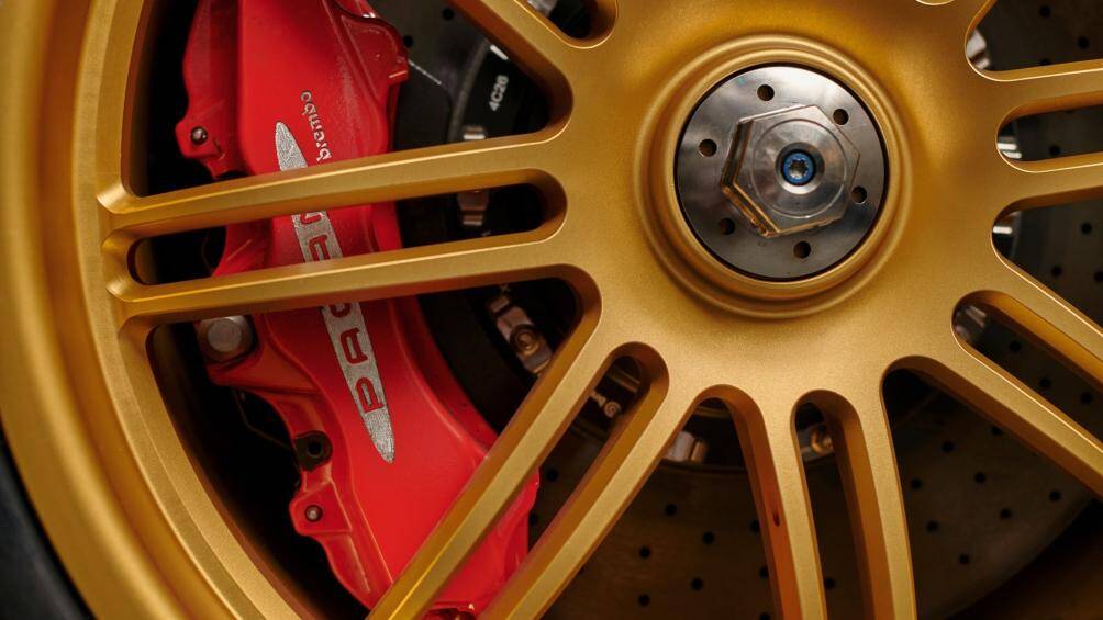 Kẹp phanh do Brembo chế tác riêng cho Pagani với cơ cấu 6 piston cho cầu trước và 4 piston cho cầu sau