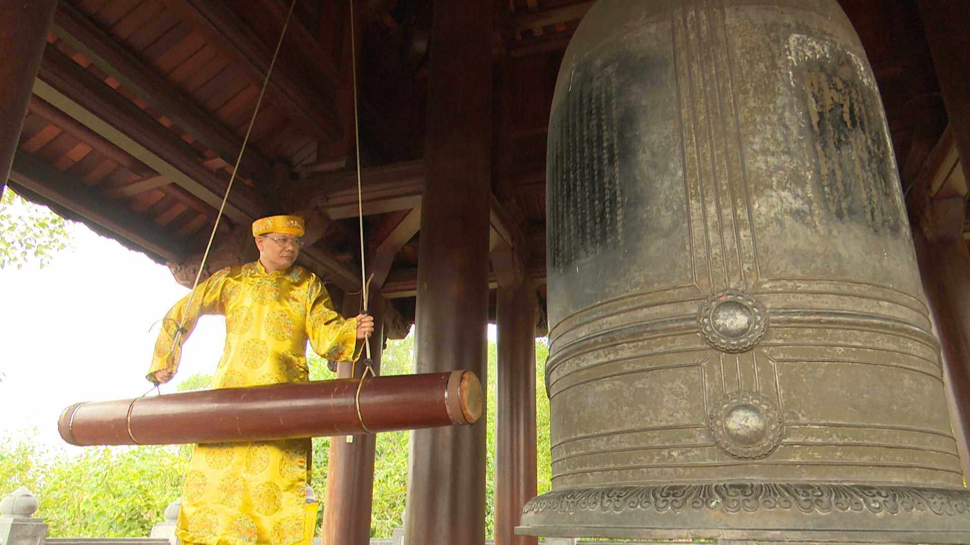 Lễ hội đền Cửa Ông được mở hàng năm để tưởng nhớ công đức, cuộc đời và sự nghiệp của Đức Ông Hưng Nhượng Vương Trần Quốc Tảng và nhiều tướng lĩnh nhà Trần có công đánh giặc, trấn ải vùng Đông Bắc. Ảnh: Chủ tịch UBND TP Cẩm Phả Nguyễn Mạnh Cường đánh chiêng khai hội đền Cửa Ông.