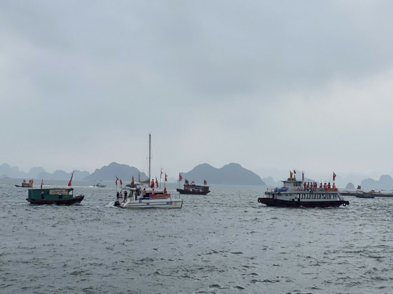 Hơn 20 tàu tượng trưng cho đội thủy binh tham gia rước trên biển.