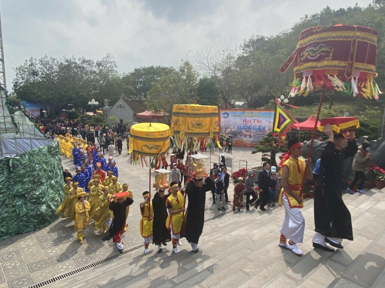 Nét mới trong dịp khai hội đền Cửa Ông năm nay là có hơn 1.000 người tham gia lễ rước và phần hội; lễ rước Đức Ông vi hành khu an ngự có đoàn thủy binh (trên 10 tàu, thuyền của Cẩm Phả và các huyện, thị xã trong và ngoài thành phố kết hợp lễ rước dưới biển).