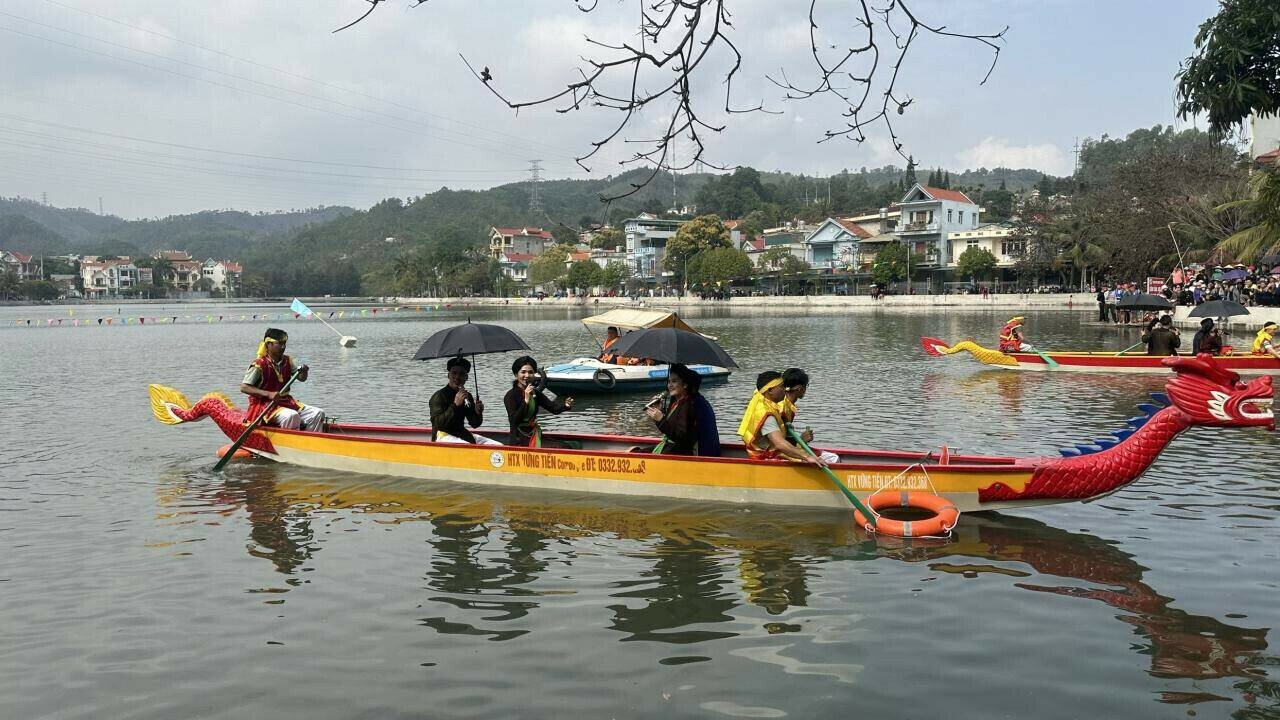 "Từ đầu năm đến nay, đền Cửa Ông đã có 25 vạn lượt người đến dâng hương, cầu an, vãn cảnh. Trong ngày khai hội ước tính có hơn một vạn lượt du khách. Trong thời gian diễn ra lễ hội có thể thu hút thêm hàng vạn lượt người nữa. Điều đó hứa hẹn một năm mới muôn nhà được an lành, thịnh vượng, địa phương phát triển bền vững hơn…”, vị Phó Chủ tịch UBND TP Cẩm Phả nói.