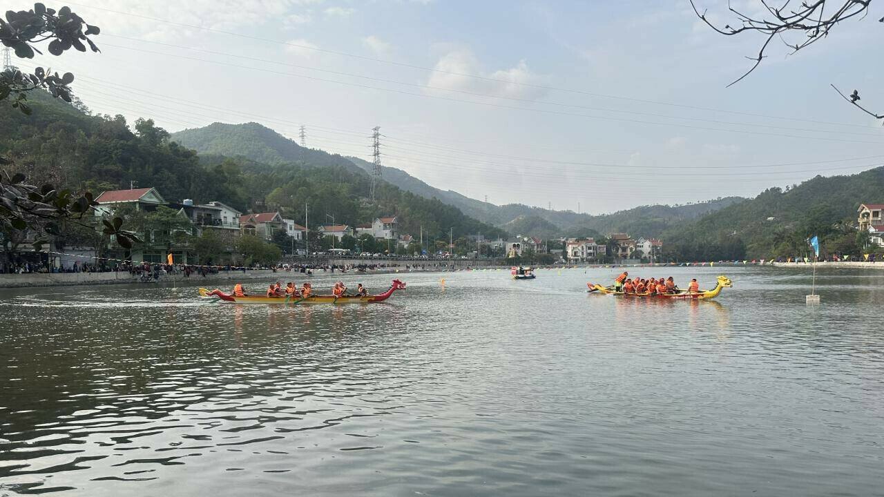 Còn ở dưới biển, đoàn thủy binh với 20 chiếc tàu rầm rộ diễu hành với chiêng, trống trang nghiêm tạo không khí hào hùng như một thủa đoàn quân ra trận diệt quân thù xâm lược.