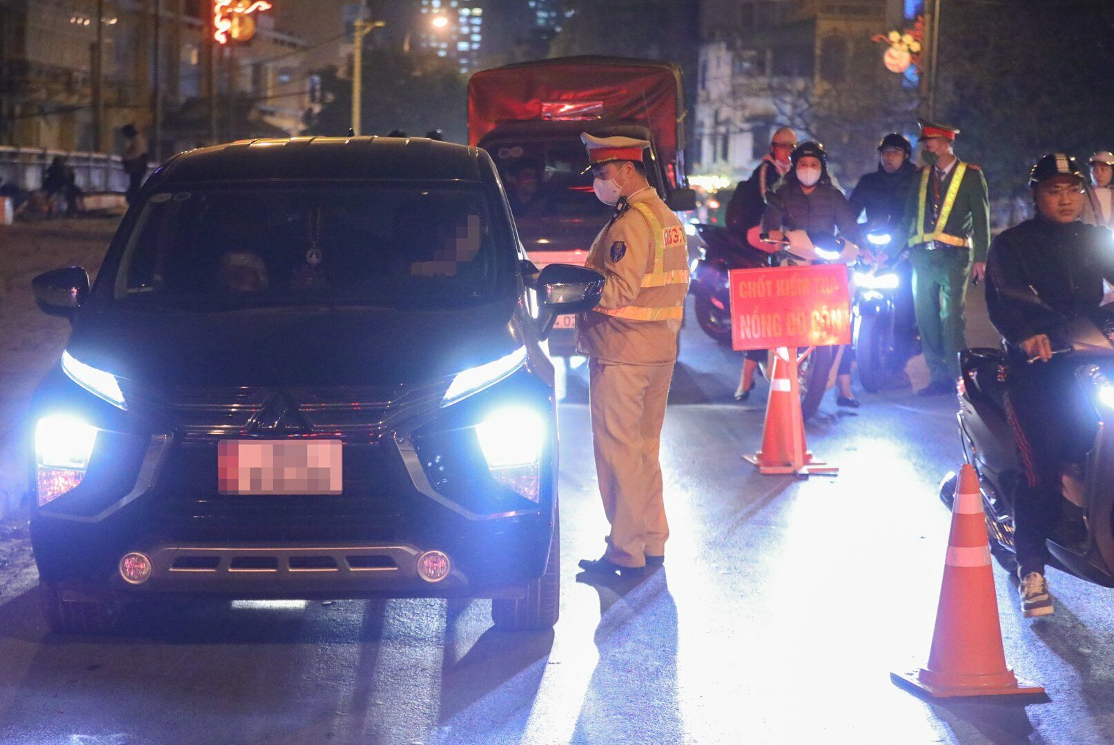 Tối 22/2, theo chân Tổ công tác của Đội CSGT - trật tự, Công an quận Hà Đông (TP Hà Nội), PV Báo Giao thông ghi nhận vẫn còn tình trạng người điều khiển phương tiện giao thông, đặc biệt là xe máy vi phạm nồng độ cồn.