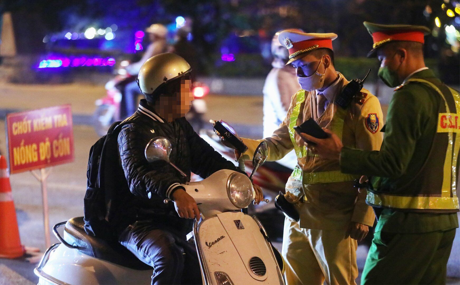 Cũng trong tối 22/2, Tổ công tác đã phát hiện anh L.T. điều khiển xe máy vi phạm nồng độ cồn ở mức 0,193 mg/lít khí thở.