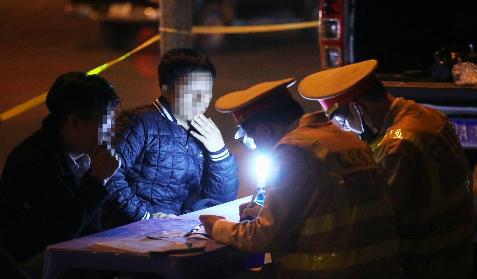 Phân trần lý do trong hơi thở có cồn, tài xế T. cho biết "vừa đi chơi thể thao xong, trong người cảm thấy khát nước quá nên uống một lon bia".