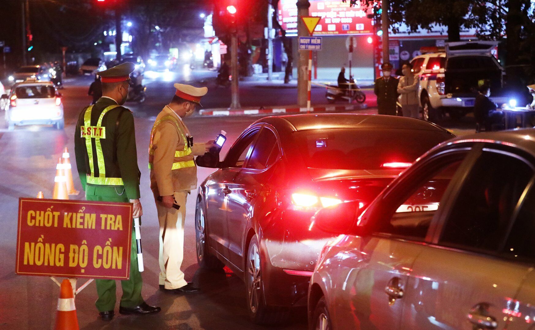 "Sự tăng cường xử lý vi phạm, cùng với đó là công tác tuyên truyền của truyền thông, báo chí nên ý thức của người dân đã được nâng cao, từ đó tỷ lệ vi phạm nồng độ cồn của người điều khiển phương tiện đã giảm rõ rệt", cán bộ này cho hay.