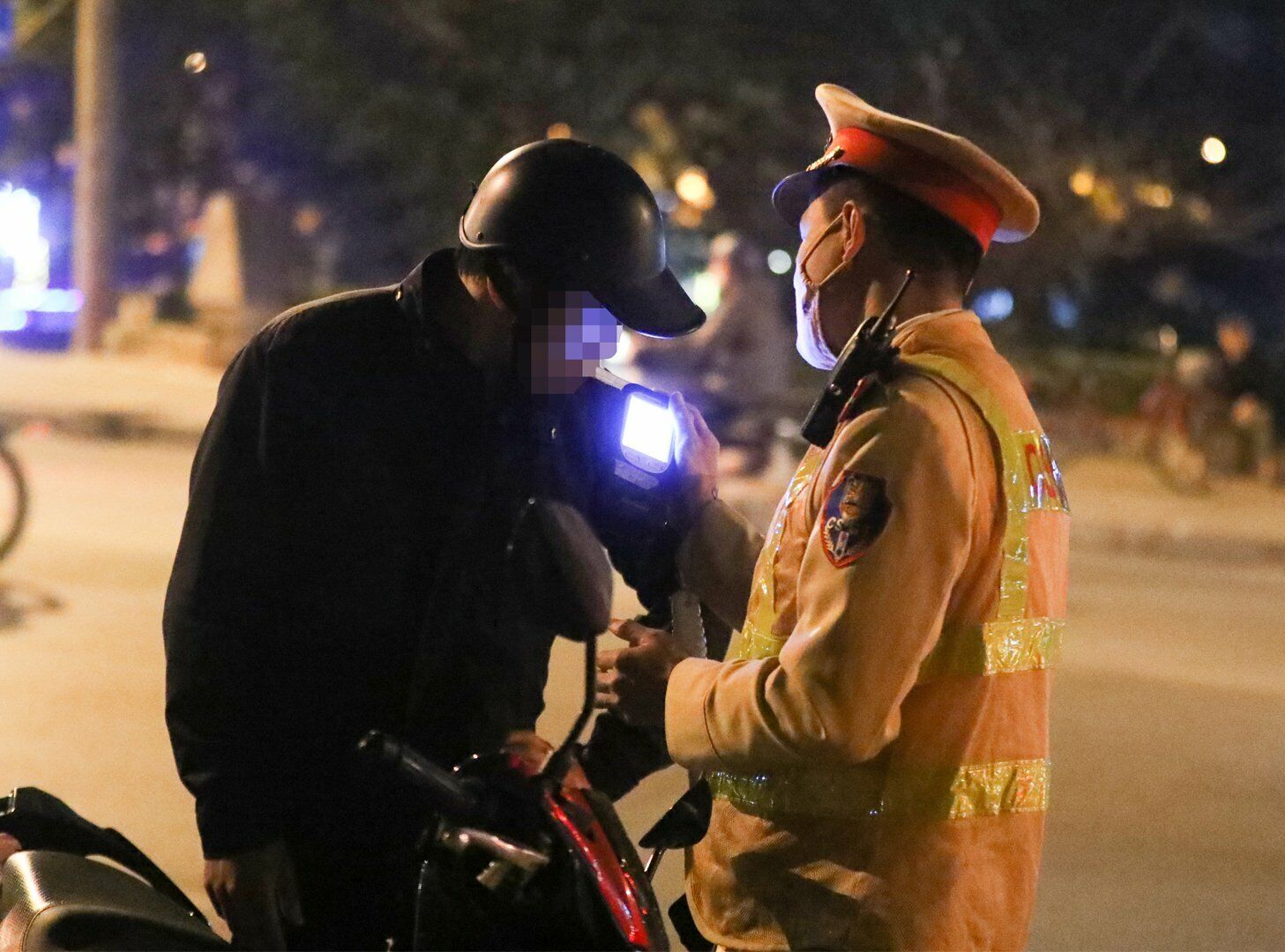 Khoảng 20h50, sau khi kiểm tra hàng chục lượt phương tiện, Tổ công tác đã phát hiện anh N.Đ.H. điều khiển xe máy BKS 35B-742.XX vi phạm nồng độ cồn ở mức 0,563 mg/lít khí thở (vượt khung mức phạt cao nhất quy định tại Nghị định 100/2019/NĐ-CP).