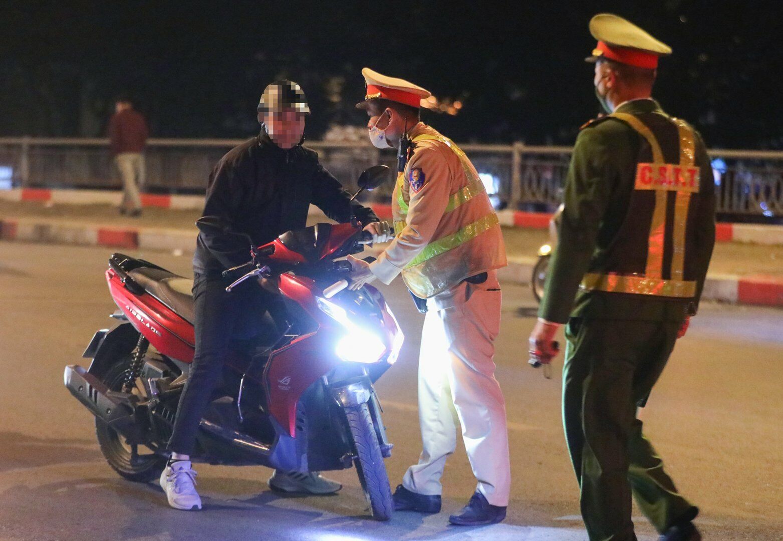 Trước đó, khi lực lượng CSGT ra hiệu lệnh dừng xe thì tài xế H. định bỏ chạy, nhưng bằng biện pháp nghiệp vụ, lực lượng CSGT đã ngăn chặn kịp thời.