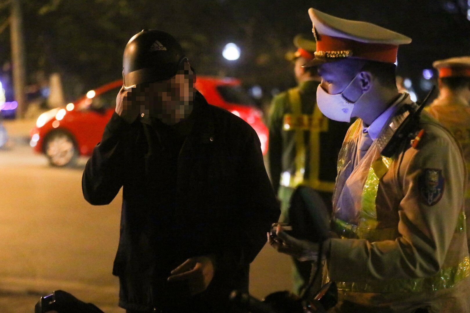 Sau khi được thông báo kết quả vi phạm nồng độ cồn, tài xế H. liền ngỏ ý "giải quyết nhanh" để được tiếp tục điều khiển xe máy về nhà.