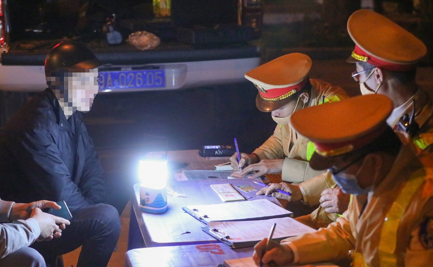 Lý giải vì sao mình lại uống nhiều rượu như vậy, tài xế H. cho biết "vợ em vừa sinh con đầu lòng, hôm nay vui quá, mời anh em đi ăn nên đã uống hơi nhiều".