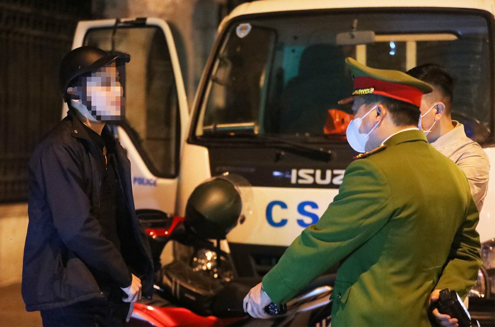 Trong quá trình làm việc với Tổ công tác, tài xế này liên tục "xin nộp phạt nhanh" để bỏ qua vi phạm.