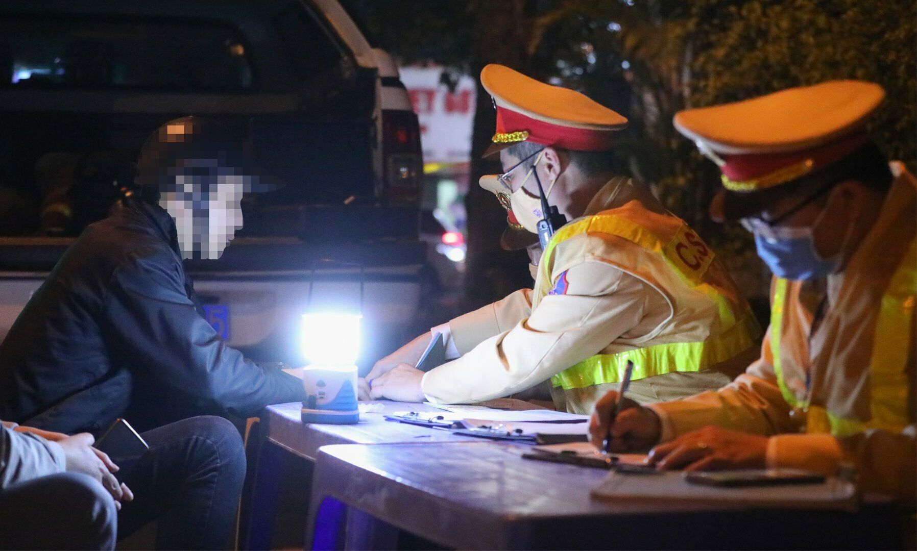 Thậm chí người này còn dúi vật giống tiền vào sổ ghi chép của Tổ công tác. Nhưng ngay lập tức, Tổ công tác CSGT yêu cầu tài xế H. dừng hành động đó và nhắc nhở "nếu còn tiếp tục thực hiện thì sẽ lập biên bản hành vi đưa hối lộ".