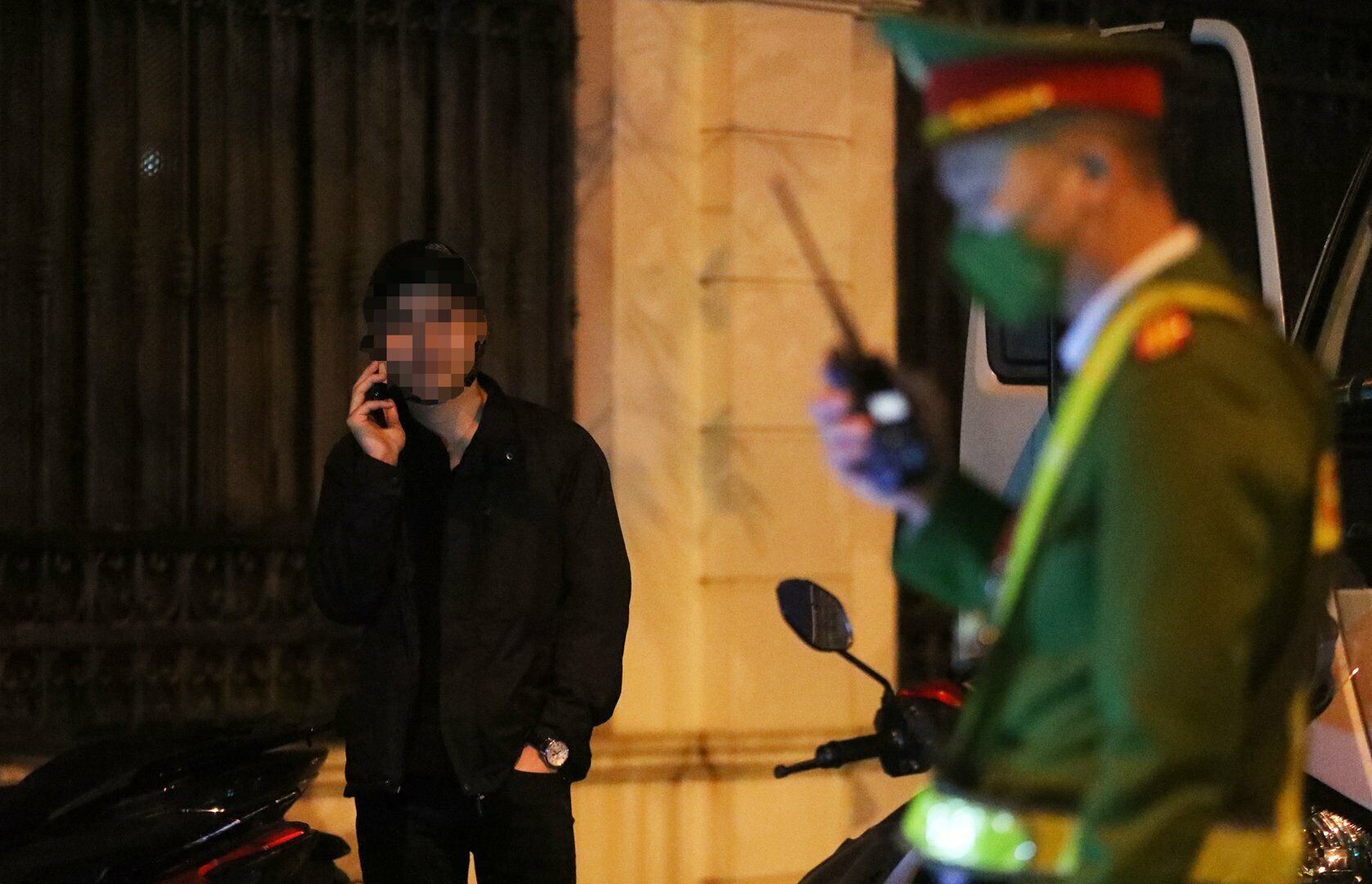 Sau đó, tài xế H. liên tục điện thoại "cầu cứu" nhằm xin bỏ qua vi phạm nhưng Tổ công tác vẫn cương quyết lập biên bản vi phạm.