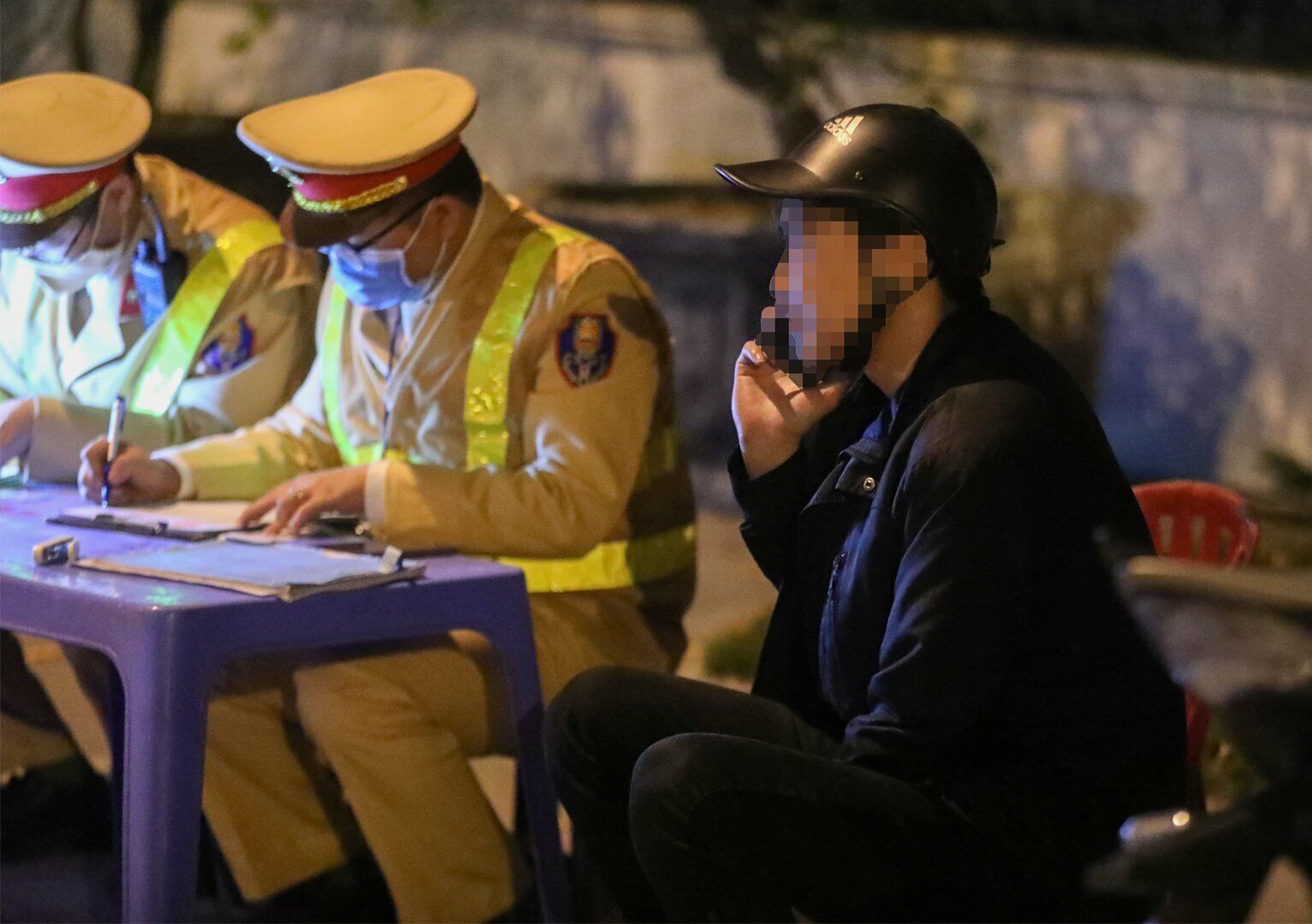 Với lỗi vi phạm này, tài xế H. sẽ bị xử phạt từ 6 đến 8 triệu đồng, tước GPLX 22 đến 24 tháng và tạm giữ phương tiện.