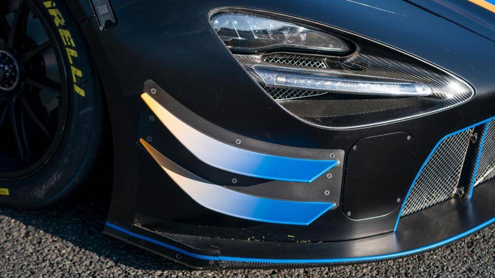 Cụm đèn pha LED được bổ sung đèn chiếu góc, cho phép tay đua có khả năng quan sát tốt