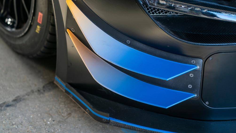 Cản trước của 720S GT3 EVO được thay đổi hoàn toàn, đồng thời bổ sung các cánh gió phụ trợ