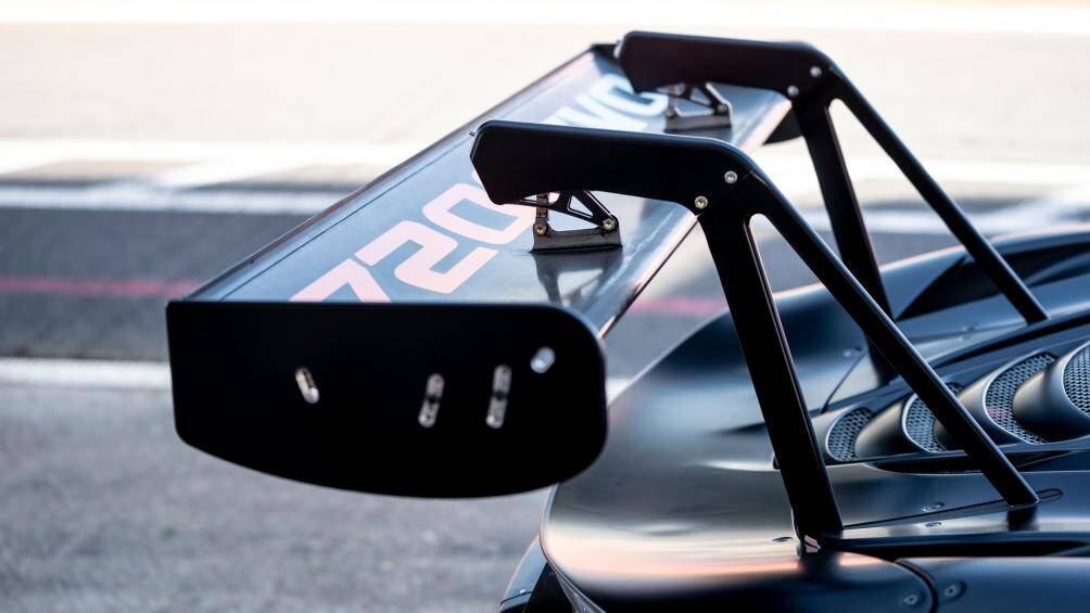 Tại phần đuôi, cơ chế giá treo cánh gió giờ đây có thể được điều chỉnh dễ dàng và thanh treo cánh gió sau được điều chỉnh cao hơn