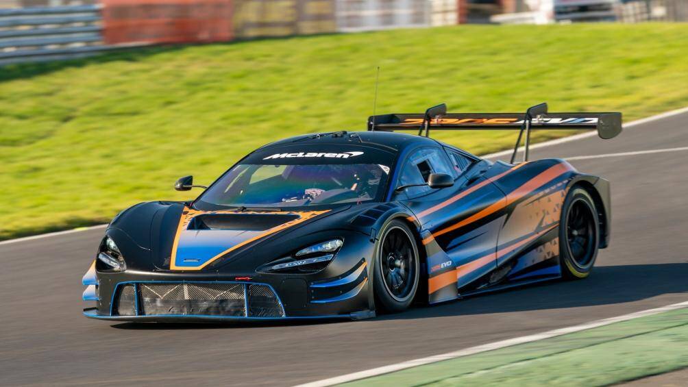 Nắp capo được bổ sung các khe gió đặc biệt giúp điều hướng luồng không khí di chuyển dễ dàng hơn