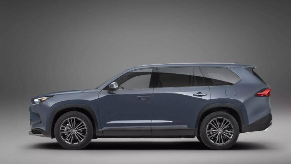 Xe có 3 phiên bản XLE, Limited và Platinum. Mâm xe thiết kế đa chấu, sơn phối 2 màu, kích thước 18-20 inch