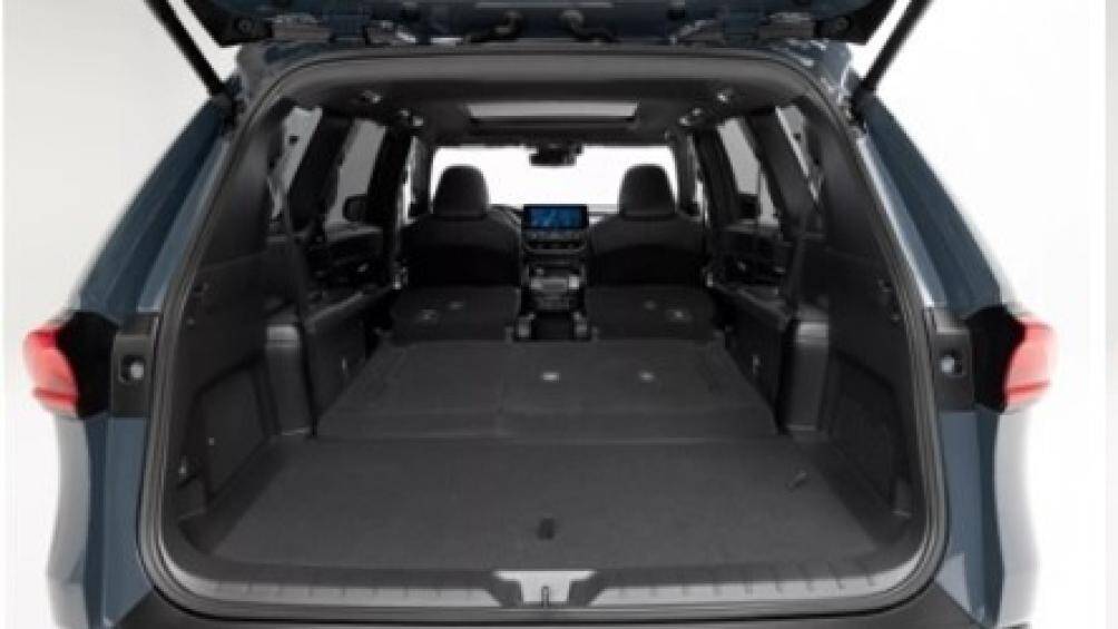 Ghế trước sưởi/thông gió chỉnh điện 8 hướng, ghế lái chỉnh điện 10 hướng. Xe có thể tích lên tới 2.775 lít khi gập ghế xuống