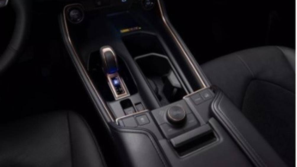 Cụm điều khiển trung tâm tùy biến, có ngăn đựng máy tính bảng và 2 bàn sạc không dây cùng dàn âm thanh 11 loa JBL