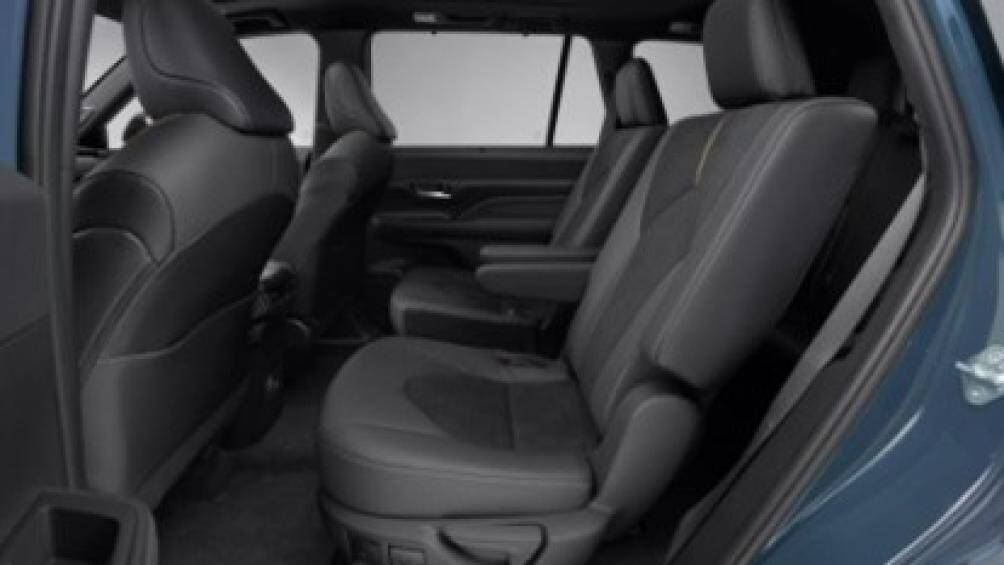 Các phiên bản cao cấp sẽ nhận được hệ thống truyền động Hybrid Max của Toyota và được tăng thêm 30 mã lực giúp nâng tổng công suất lên 362 mã lực và mô-men xoắn cực đại 542 Nm