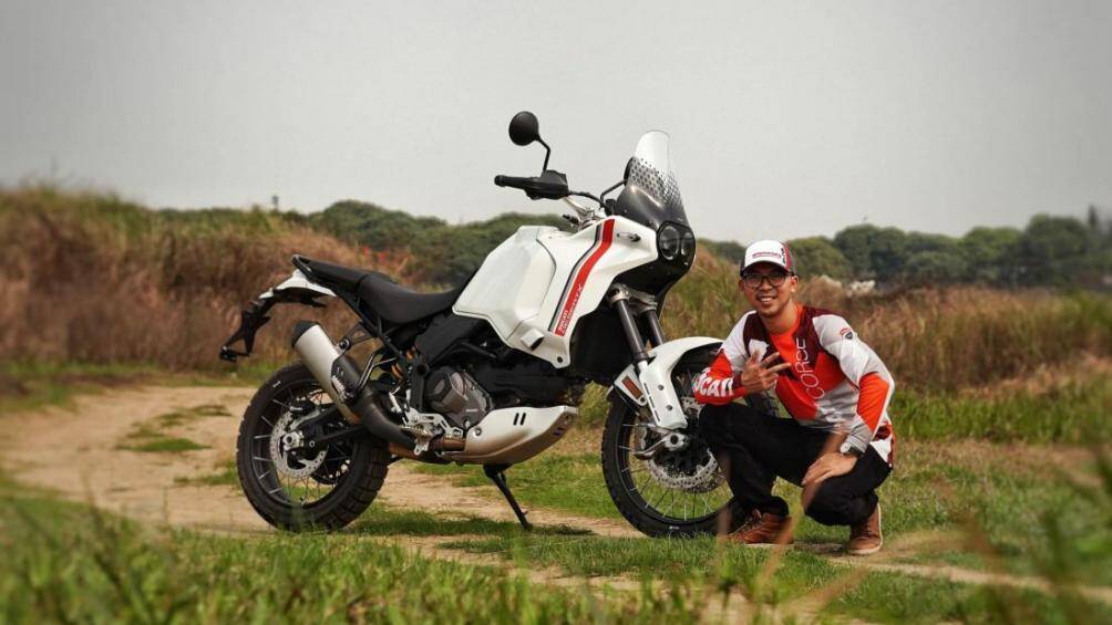 Ducati DesertX có giá 598 triệu đồng tại Việt Nam. Đến nay chủ nhân của chiếc Ducati DesertX đầu tiên tại Việt Nam cũng đã lộ diện