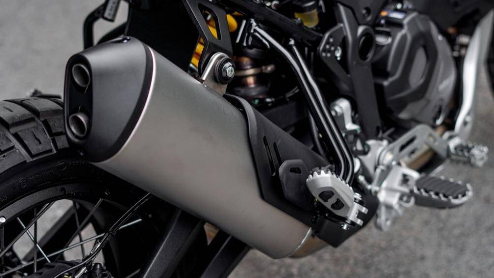 "Trái tim" của DesertX là động cơ Tesratretta 11 V-Twin, dung tích 937 cc, công suất tối đa 110 mã lực và mô-men xoắn cực đại 92 Nm