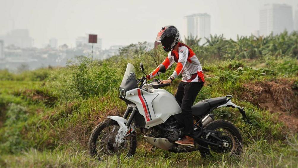 Ducati DesertX sở hữu kiểu dáng thể thao, cơ bắp với thiết kế mới. Bộ khung được thiết kế cho nhiệm vụ chạy Off-Road