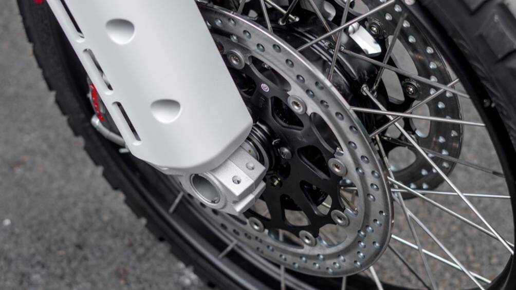 Bánh trước có kích thước 21 inch và bánh sau kích thước 18 inch cho DesertX khoảng sáng gầm lên đến 250mm