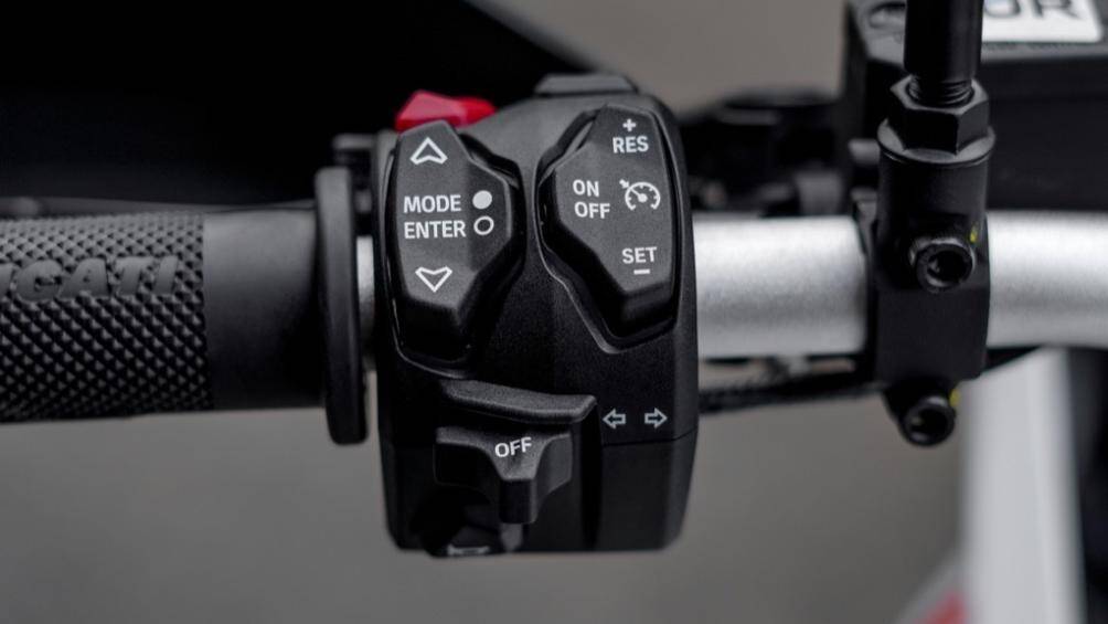 Các thông số trên xe được hiển thị trên màn hình màu TFT 5 inch và có khả năng kết nối với điện thoại