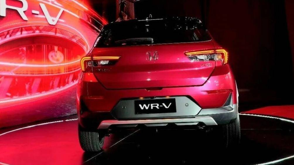 Honda WR-V 2023 còn được trang bị vành hợp kim 16 inch tiêu chuẩn hoặc 17 inch ở bản cao cấp. Đèn hậu của xe có thiết kế hình chữ "L"