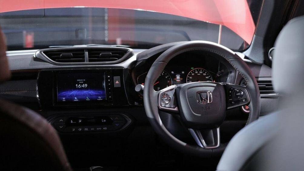 Những trang bị đáng chú ý bên trong của Honda WR-V 2023 gồm có vô lăng 3 chấu, màn hình thông tin 4,2 inch và màn hình cảm ứng trung tâm 7 inch...