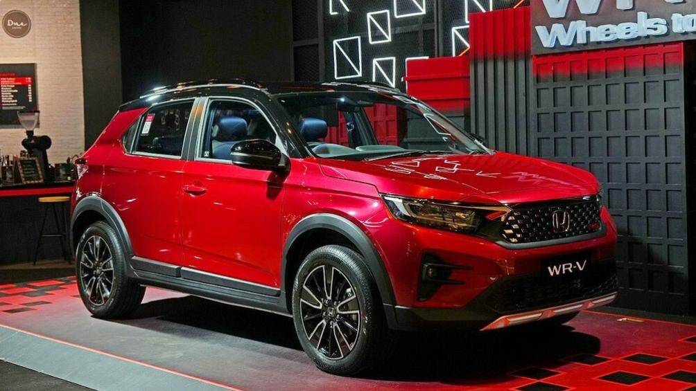 Xe mang trên mình lưới tản nhiệt và hốc gió trung tâm có thiết kế hình lục giác, cụm đèn pha vuốt về phía sau và đèn sương mù nằm ở hai góc cản trước