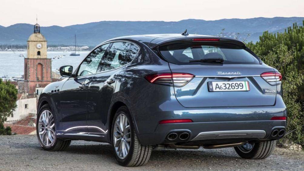 Các trang bị bao gồm cánh lướt gió, ăng-ten vây cá mập và 2 cụm ống xả kép làm tăng thêm sự thể thao cho mẫu SUV này