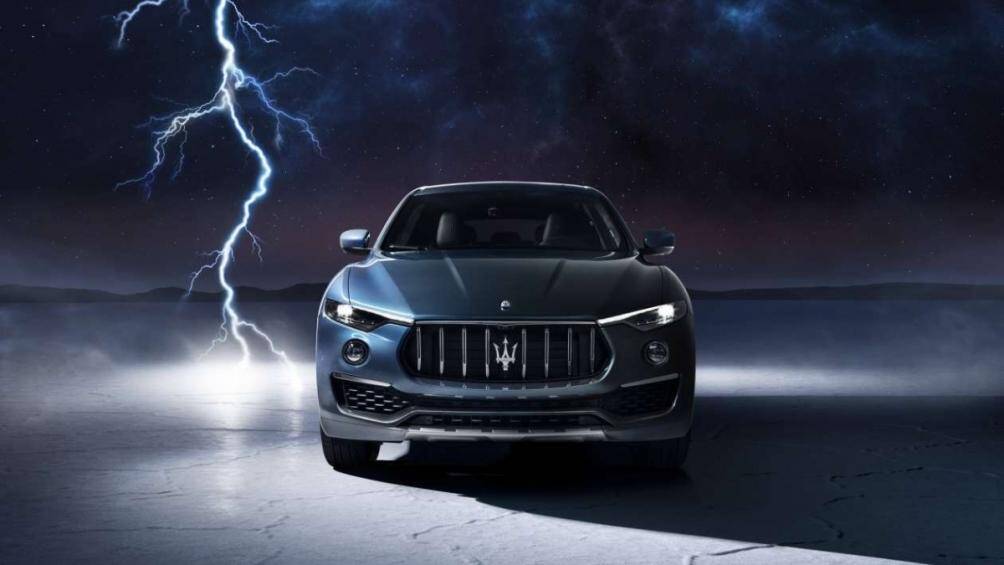 Cụm đèn chiếu LED mỏng và hai đèn pha cực sắc cùng huy hiệu GT phía trên hốc hút gió bên đặc trưng của thương hiệu