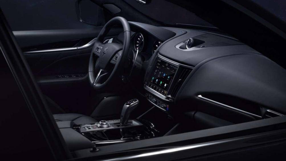 Bảng taplo có màn hình trung tâm cỡ lớn cùng bảng điều khiển trên xe được thiết kế tinh giản, giảm bớt các nút bấm cơ học