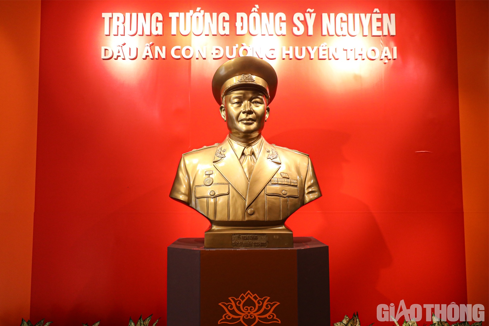 Nhân kỷ niệm 100 năm ngày sinh Trung tướng Đồng Sỹ Nguyên (1/3/1923 - 1/3/2023), Bảo tàng Lịch sử Quân sự Việt Nam phối hợp với Hội Truyền thống Trường Sơn - Đường Hồ Chí Minh và gia đình Trung tướng Đồng Sỹ Nguyên tổ chức triển lãm “Trung tướng Đồng Sỹ Nguyên - Dấu ấn con đường huyền thoại”.