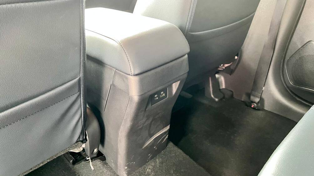 Ngoài ra, hàng ghế này cũng được trang bị 2 cổng sạc, trong đó có một cổng USB Type-C