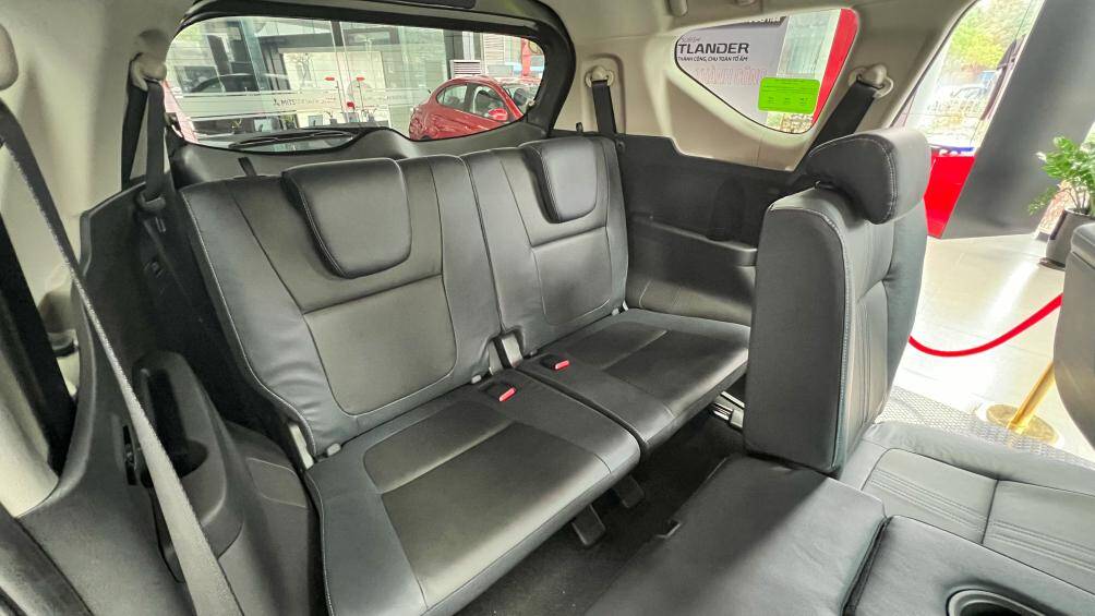 Xpander Cross 2023 có ghế bọc da 2 tông màu đen - xanh navy, màn hình trung tâm 9 inch hỗ trợ Apple CarPlay/Android Auto, phanh tay điện tử và tính năng tự động giữa phanh trên cả đường bằng phẳng và dốc