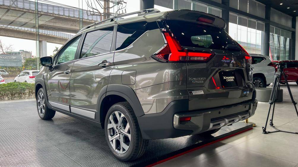 Khoảng sáng gầm của Xpander Cross 2023 được nâng lên 225 mm - tốt nhất phân khúc MPVcỡ nhỏ. Theo công bố từ hãng, xe có khả năng lội nước sâu 400 mm
