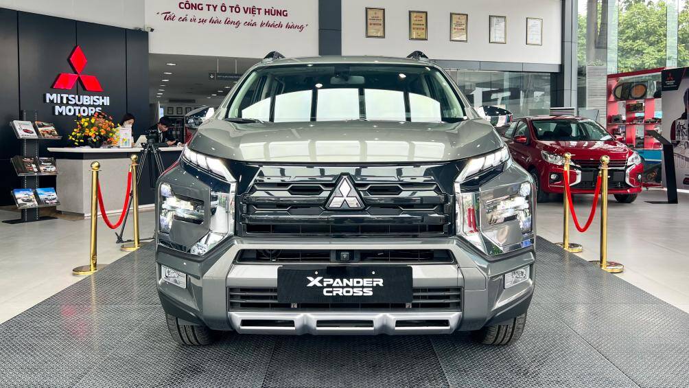 Đầu xe hầm hố với lưới tản nhiệt to bản sơn đen viền crôm, cản trước mở rộng chứa hốc gió trung tâm lớn hơn. Đi kèm là bộ ốp vòm bánh màu đen lì và 2 thanh ba-ga nóc