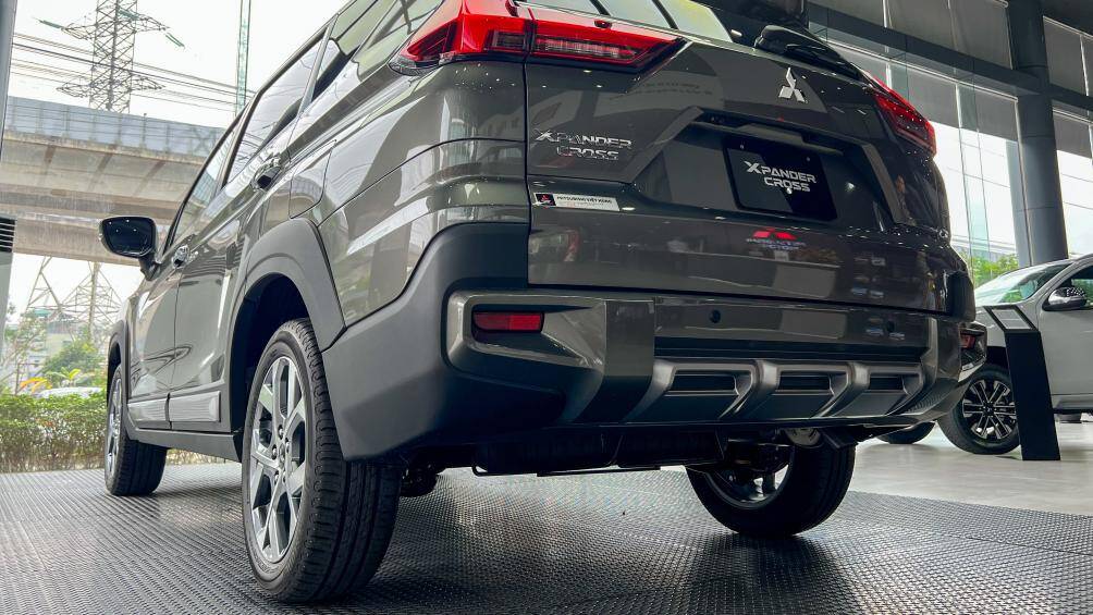 Các trang bị ngoại thất đáng chú ý có hệ thống đèn dùng công nghệ LED thấu kính, tự động bật/tắt tích hợp tính năng điều chỉnh độ cao, gạt mưa tự động, kính cửa sổ tối màu ở khoang hành khách…