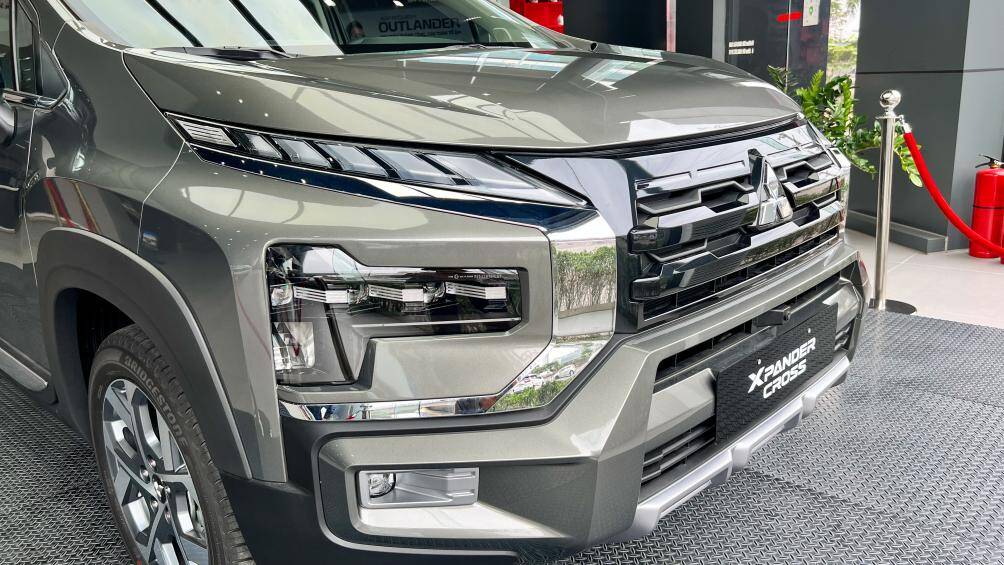 Mitsubishi Xpander Cross 2023 có giá 698 triệu đồng cho các màu trắng, đen và màu nâu mới, riêng phiên bản 2 tông màu cam - đen có giá 703 triệu đồng