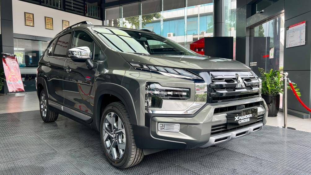 Thiết kế bên ngoài của Xpander Cross 2023 thay đổi đáng kể so với đời 2022. Xe có nhiều bộ phận mang tạo hình cứng cáp, vuông vức và thể hiện rõ phong cách SUV