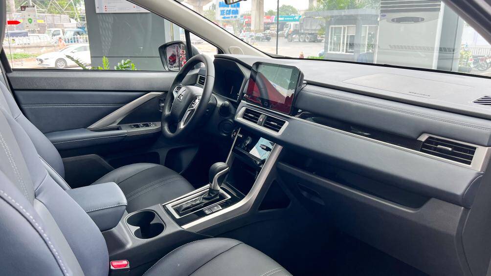 Nội thất Xpander Cross đã được cập nhật từ đời 2022 với thiết kế táp-lô mở theo phương ngang, tạo cảm giác rộng rãi cho khoang cabin