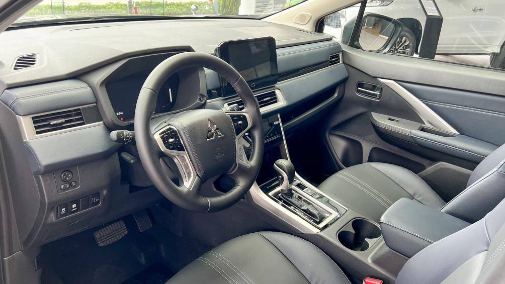 Xe có vô-lăng bọc da 4 chấu tích hợp nhiều nút điều khiển, tương tự mẫu SUV 7 chỗ Pajero Sport