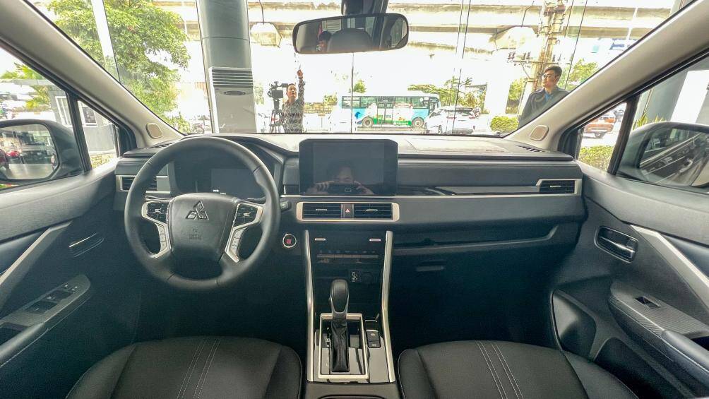 Xe dùng động cơ 1.5L công suất 104 mã lực, mô-men xoắn 141 Nm và hộp số 4 AT. Đây là mẫu ô tô dẫn động cầu trước đầu tiên của Mitsubishi có hệ thống kiểm soát vào cua chủ động AYC (Active Yaw Control), giúp vận hành ổn định và lái an toàn hơn trên đường ngoằn ngoèo hay trơn trượt. Các tính năng an toàn còn lại gồm phanh ABS/EBD/BA, cân bằng điện tử, kiểm soát lực kéo, hỗ trợ khởi hành ngang dốc, cảm biến lùi, camera 360 độ