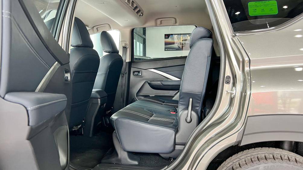 Hàng ghế thứ hai có bệ tì tay tích hợp vị trí để ly