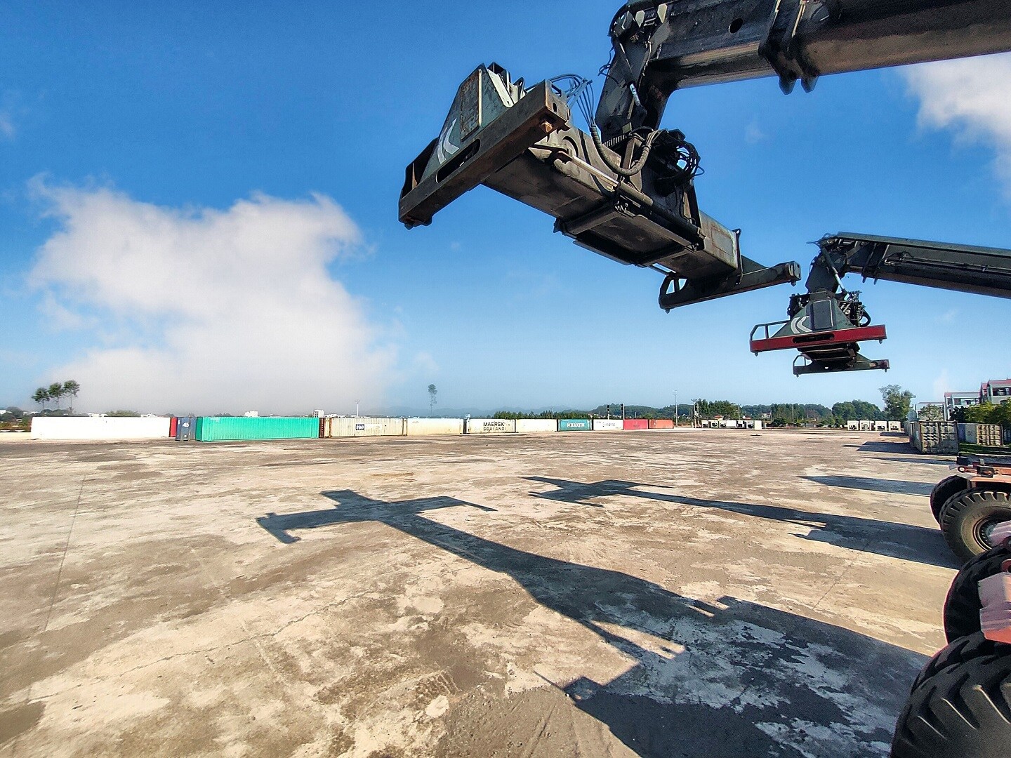 Giai đoạn 2 (từ 2025), sẽ tiến hành xây dựng kho bãi ngoại quan để phục vụ hoạt động xuất nhập khẩu hàng hóa của các doanh nghiệp trên địa bàn Bắc Giang, Bắc Ninh và các tỉnh lân cận; Bãi hàng chuyên tiếp nhận container lạnh chuyển tải từ phía Nam ra tập kết, làm thủ tục hải quan và xếp vận chuyển bằng đường sắt xuất khẩu sang Trung Quốc. Năng lực dự kiến giai đoạn 2 tăng thêm 2-2,5 đôi tàu/ngày. Ảnh; Ngoài tổ chức tàu liên vận quốc tế, tại ga Kép cũng tổ chức tàu nội địa, đặc biệt là tiếp nhận container lạnh chở nông sản, trái cây để xuất khẩu